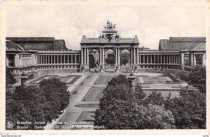 BRUXELLES - Arcade et Musées du Cinquantenaire.