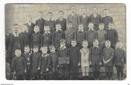 RARE CPA CARTE PHOTO CLASSE DE GARCONS, ECOLE COMMUNALE DE GERIN 1922, ONHAYE, PROVINCE DE NAMUR, BELGIQUE