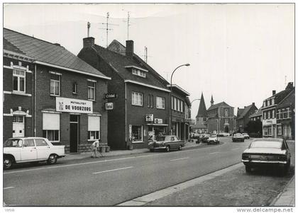 Zonhoven :  Heuvenstraat  (  old cars  mercedes - 2CV , .... )    GROOT FORMAAT (mutualiteit De Voorzorg )