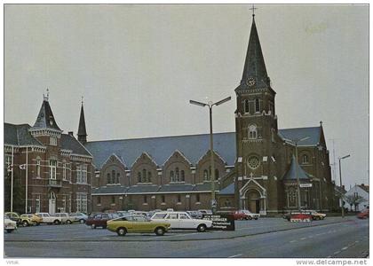 Heusden - Zolder :  St. Willibrorduskerk en plein  (  old cars )   ( GROOT FORMAAT   15 x  10.5 Cm )