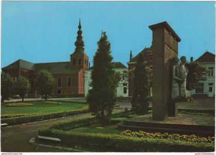 Meerhout - Kerk en oorlogsstandbeeld