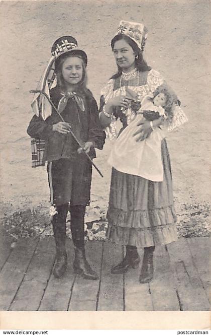 Belgique - MEIX DEVANT VIRTON (Prov. Lux.) M. Meyer et sa famille, artistes lyriques, carte postale éditée par M. Meyer