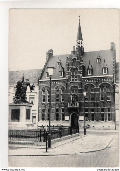 Arendonk - Gemeentehuis met gedenksteen