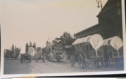 BRUXELLES   FOTO 11 X 6,5 CM    HISTORICHE STOET 5 OOGST 1930. PRAALWAGENS