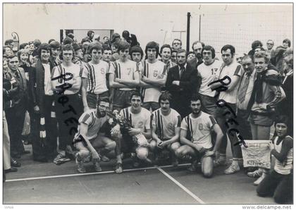 Lebbeke  : persfoto 1977 :  Moderna  volleybal :     zie verso voor detail   ( 18 x 13 cm )