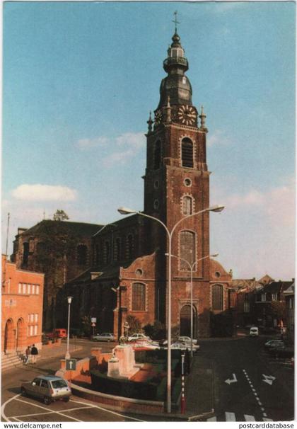 Leuze-en-Hainaut - Collégiale Saint-Pierre - & old cars