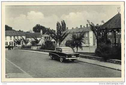 Lummen :  Gemeenteplein  (  old car )