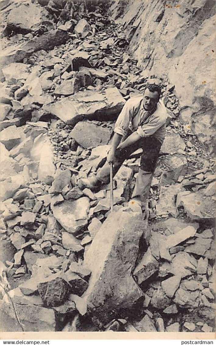 Belgique - LESSINES (Hainaut) Carrière - Ouvrier rocteur détachant la pierre