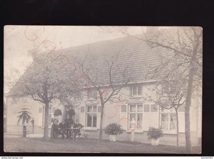 Wondelgem (?) - Vier mannen en een vrouw bij een hoeve - Photo A. Harry-Nevejans, Wondelgem - fotokaart