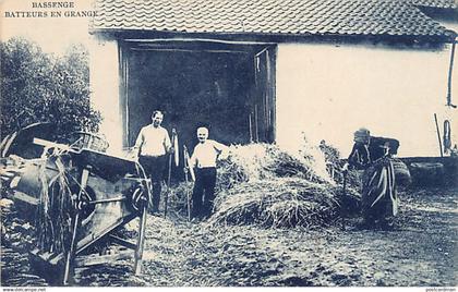 Belgique - BASSENGE (Liège) Batteurs en grange