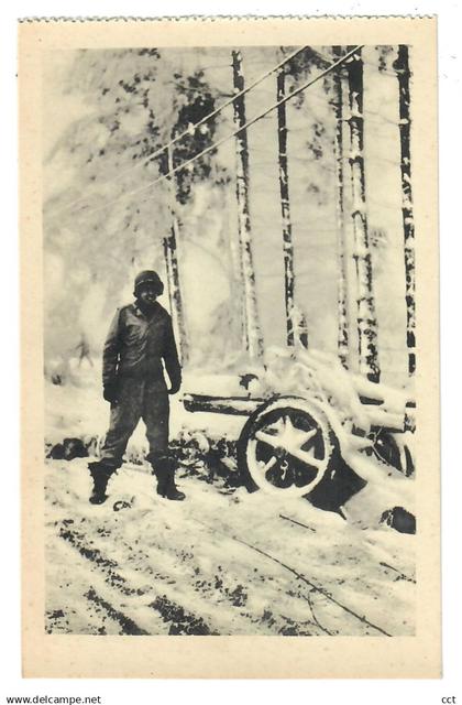 Champs  Bertogne Un soldat américain devant un petit canon    DEUXIEME GUERRE MONDIALE   MILITARIA WW2