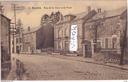 Bertrix   :   rue de la gare et la poste     (  ecrit  19xx   avec timbre )    avec verso  cachet  BERTRIX  de la poste