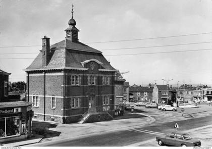 * Cpsm - BLEGNY TREMBLEUR - Hôtel de Ville et la Place - Vieilles Voitures - Animée - Edit. LANDER EUPEN - SMETS HACKIN