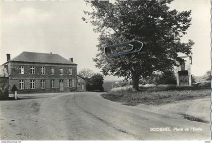 Gochenée :  place de l'école    :     Doische