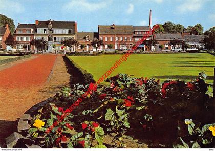 Astridplein met monument der gesneuvelden - Grobbendonk