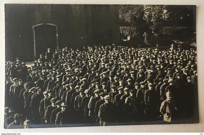 Hemiksem  FOTOKAART   Opeising mannen aan de kerk van Hemiksem in 1916  EERSTE WERELDOORLOG