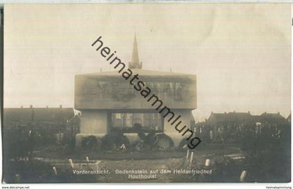 Houthoulst - Houthulst - Vorderansicht - Gedenkstein auf dem Heldenfriedhof - Die 46. Reservedivision - Foto-AK