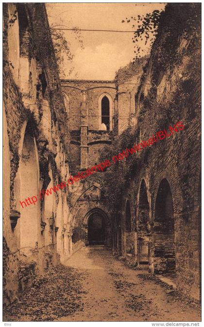 Ruines de Villes - une allée du cloître - Villers-la-Ville