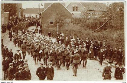 Fotokaart. Sint-Kwintens-Lennik. Stoet vredefeesten. Militaire herdenking eerste wereldoorlog. Misviering