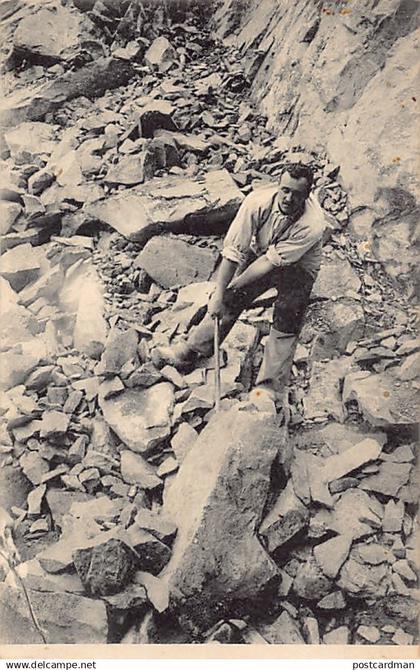 Belgique - LESSINES (Hainaut) Carrière - Ouvrier rocteur détachant la pierre