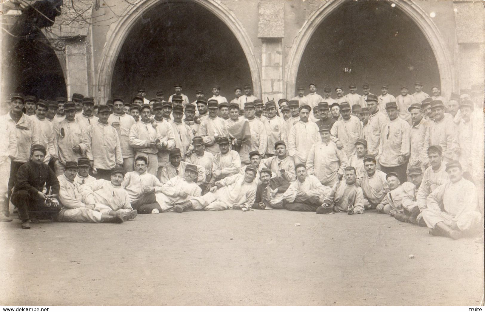 BELLEY GROUPE DE SOLDATS DANS LA CASERNE ( CARTE PHOTO )