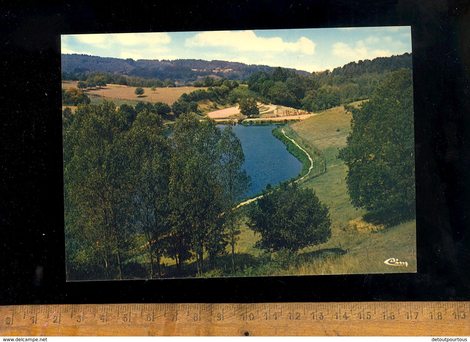 BELMONT DE LA LOIRE 42 : vue du plan d'eau