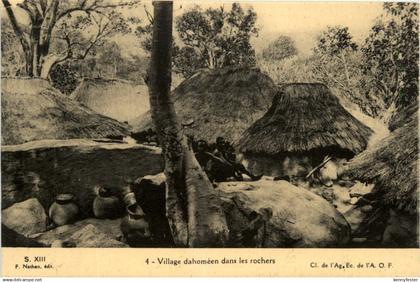 Dahomey - Benin - Village dahomeen danss les rochers