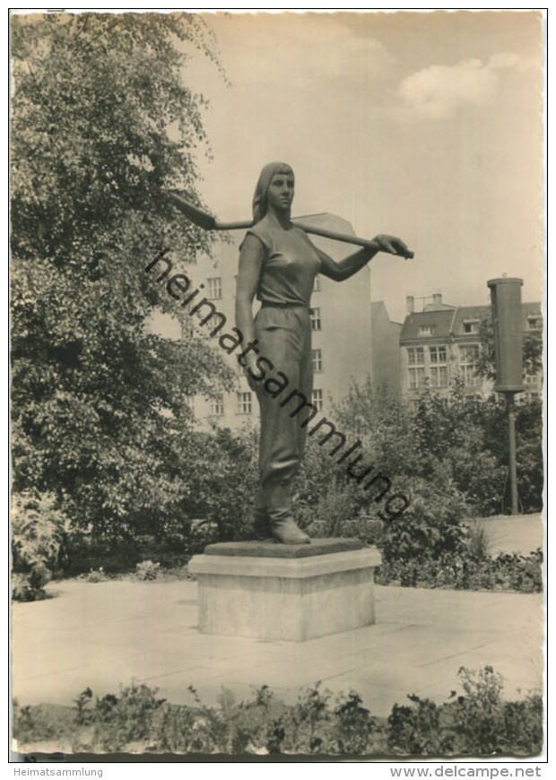 Berlin - Mitte - Denkmal Aufbauhelferin - Foto-Ansichtskarte