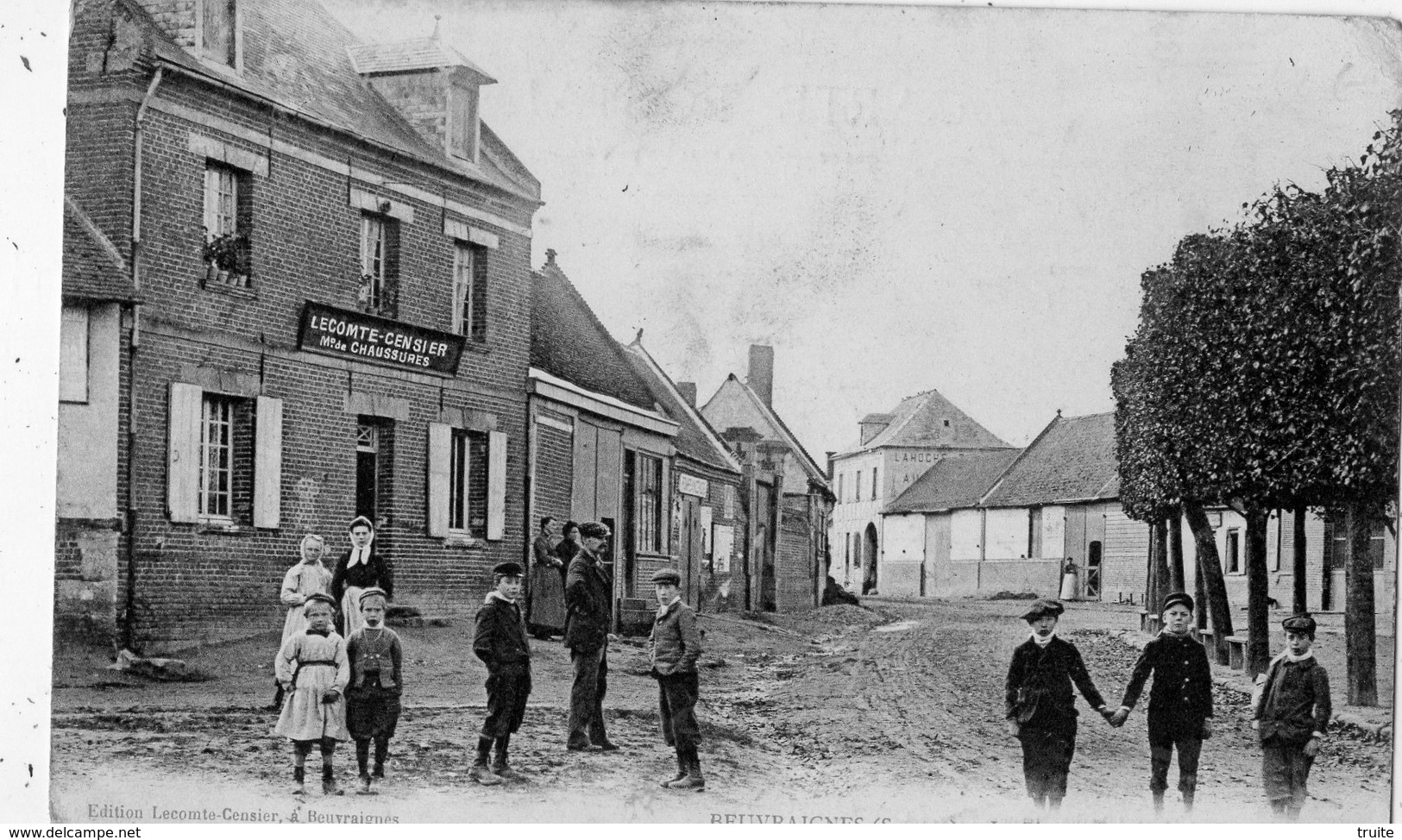 BEUVRAIGNES LA PLACE ENTREE DE LA RUE DU PROY