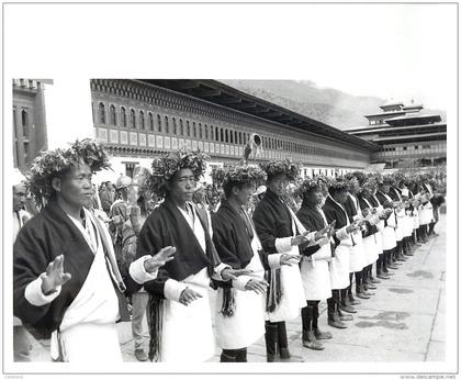 BHOUTAN BHUTAN DANCERS TASHISKKO DZONG THIMPHU CORONATION KING JIGME SINGYE WANGCHUCH