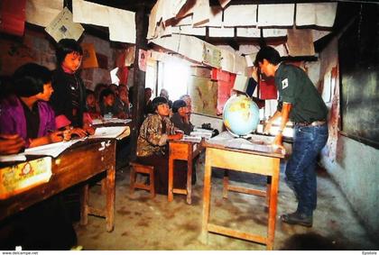 Bhutan Expédition 92 Ecole primaire de Radi   leçon de géographie  globe
