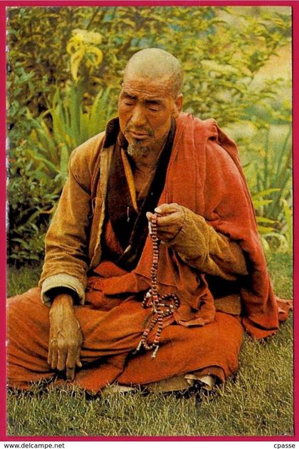 CPM Asia Bhoutan BHUTAN : A Lama in deep prayer