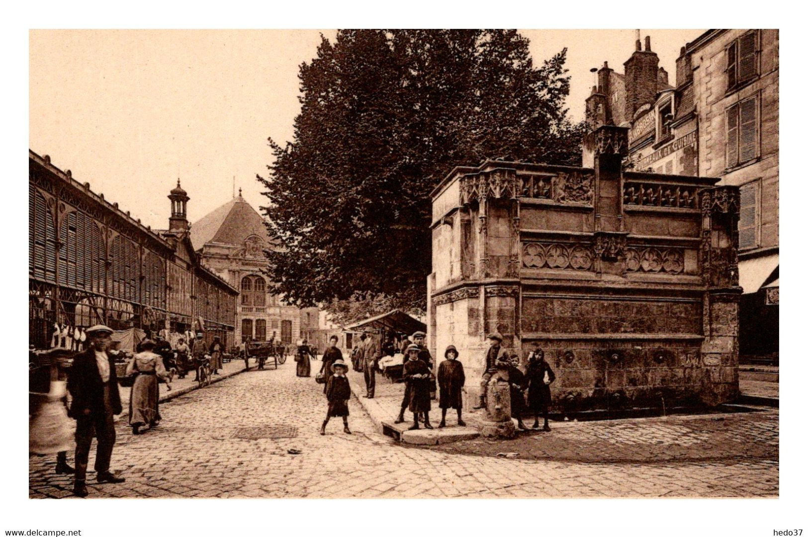 Blois - La Fontaine Louis XII