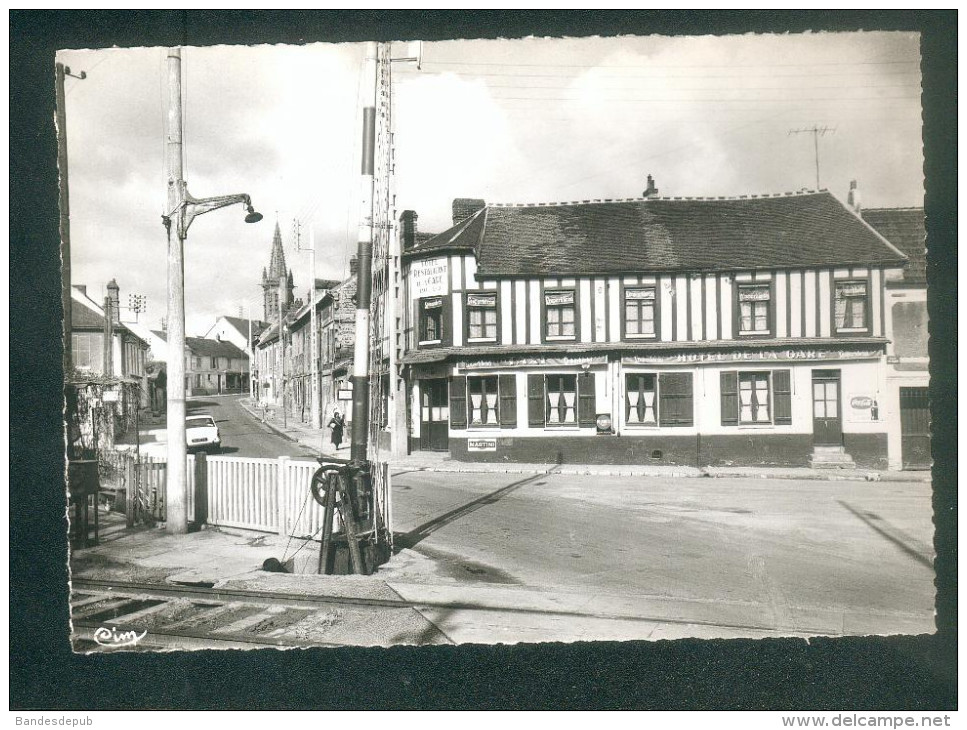 Boran sur Oise (60) - Hotel de la Gare ( chemin de fer passage à niveau voiture Peugeot 404 COMBIER CIM)