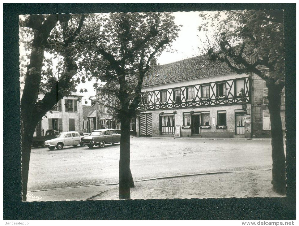 Boran sur Oise (60) - La Place ( voiture automobile Peugeot 404 Renault Dauphine COMBIER CIM )