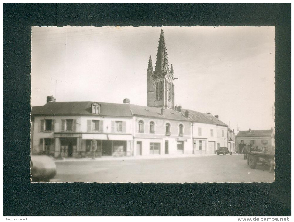 Boran sur Oise (60) - Place Bourgeois ( Ed. L. R. Vergnes 1950)