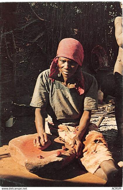 BOTSWANA Moshaneng Kgatla potter grinding Ochre édition Alec Campbell GAROBONE (2 scans) N°26 \MP7111