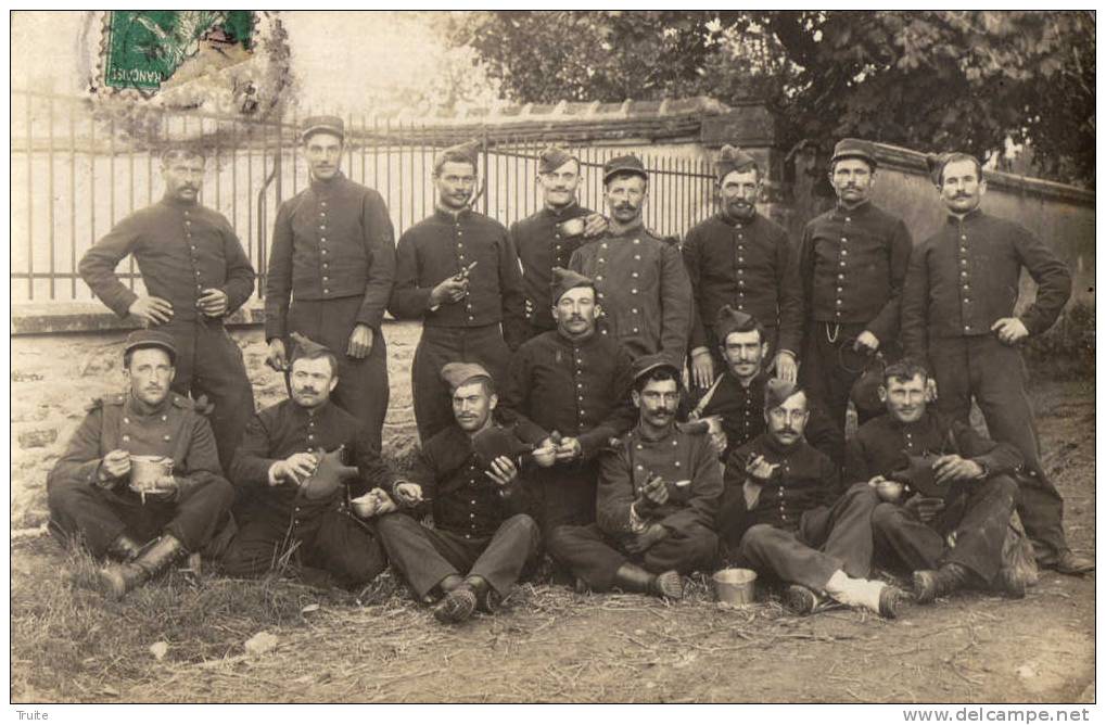 BOURGES CARTE PHOTO SOLDATS AUX REPAS