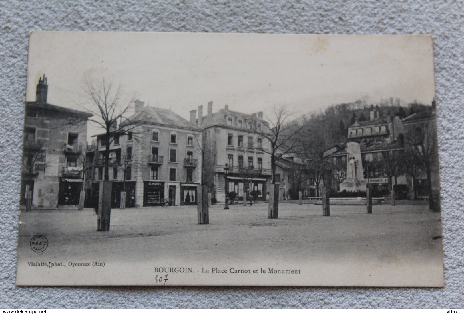 Bourgoin, la place Carnot et le monument, Isère 38