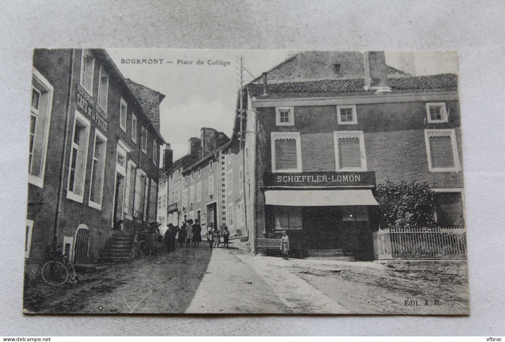 Bourmont, place du collège, Haute Marne 52