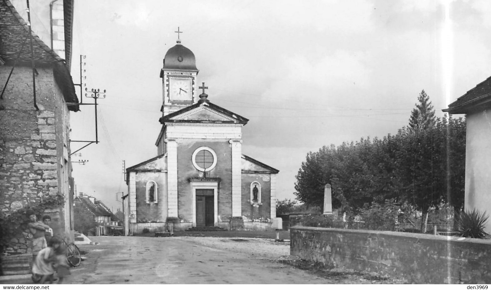 BRANGUES (Isère) - Place de l'Eglise