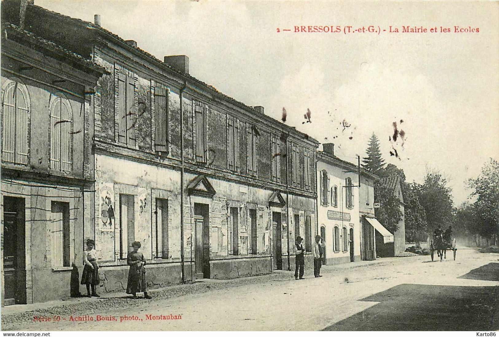 bressols * la place de la mairie et les écoles * villageois