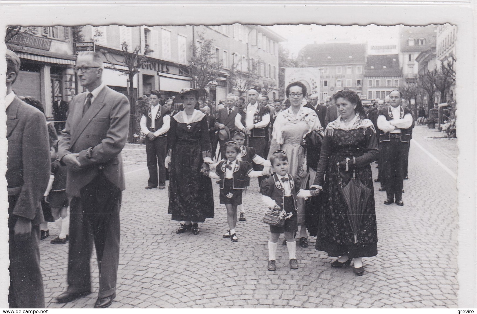 Bulle, Grand-rue. Fête-Dieu 1956. Carte photo