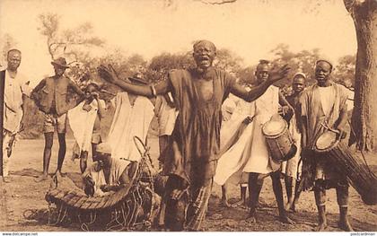 Burkina Faso - HOUNDÉ - Griot excitant les danseurs - Ed. Nels