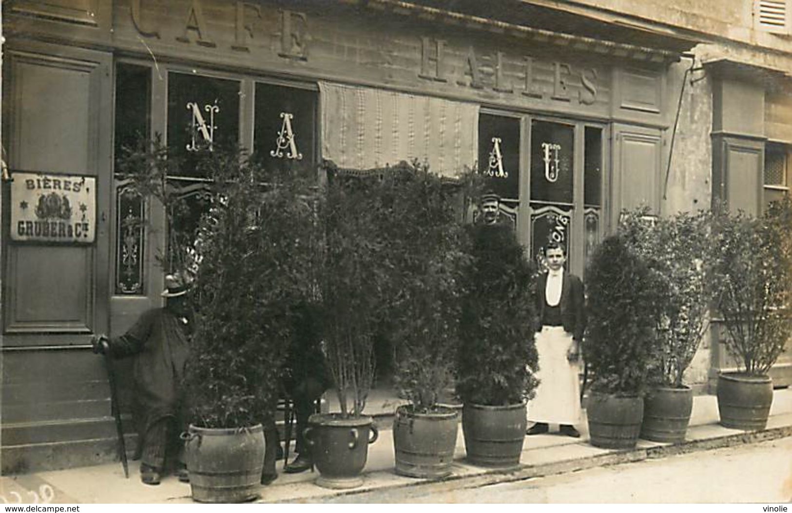 C-18-752 :  SURGERES. CARTE PHOTO CAFE DES HALLES. CACHET DEPART DE SURGERES