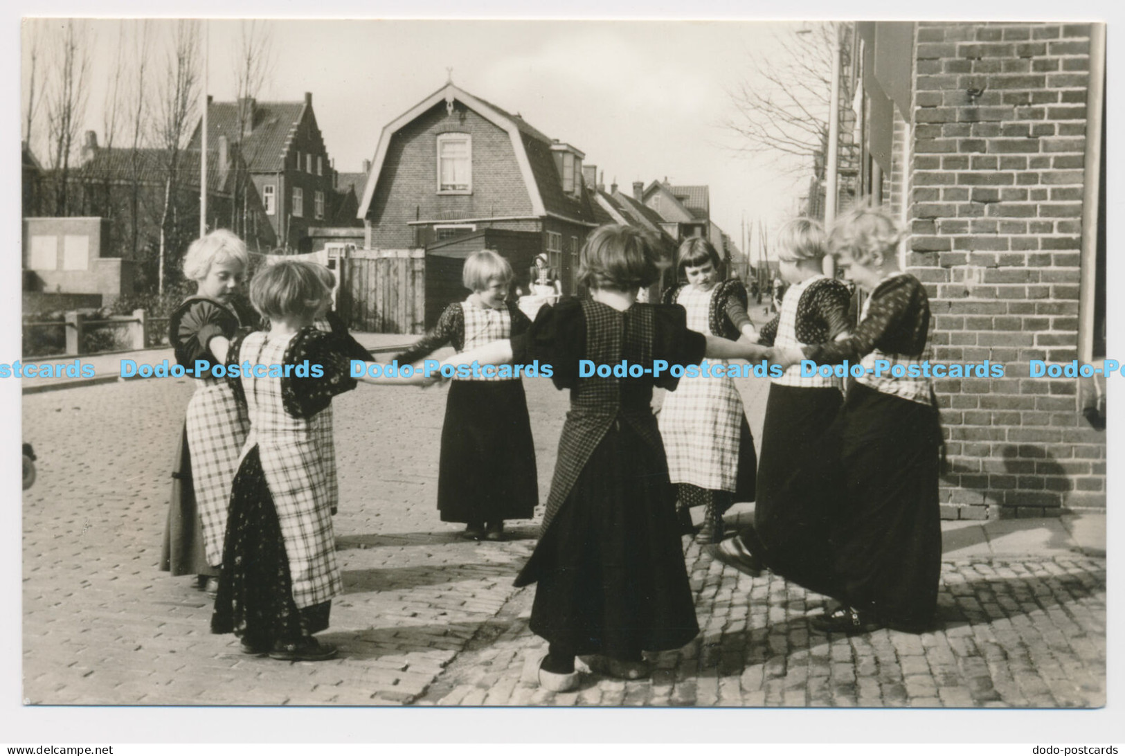 C007330 Spakenburg. Children. Uitgave. De Korporaal. Foto A. G. van Agtmaal. Baa