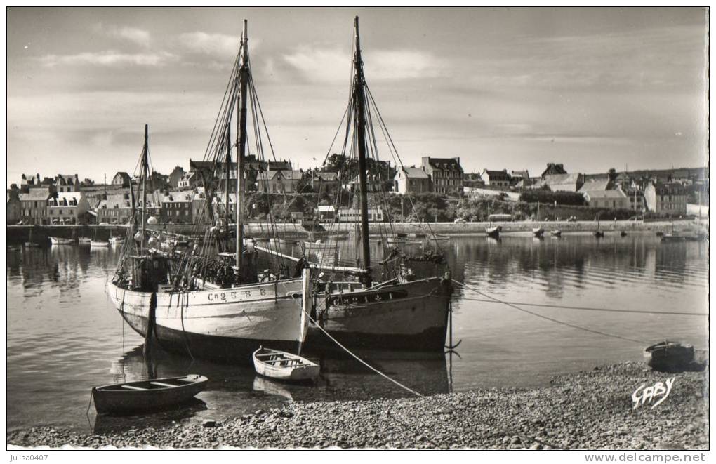 CAMARET SUR MER (29) port bateaux langoustiers jolie vue