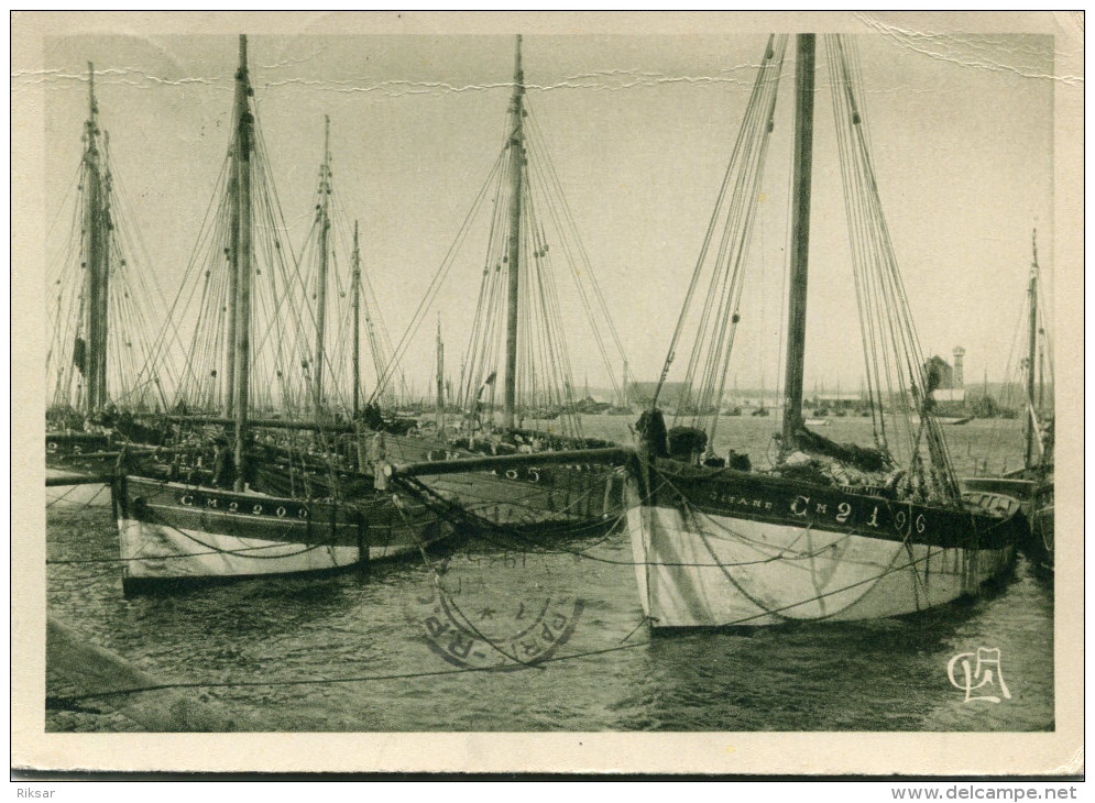 CAMARET SUR MER(FINISTERE) BATEAU DE PECHE