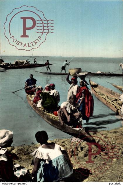 CAMERUN. CAMEROUN. pirogues sur le fleuve