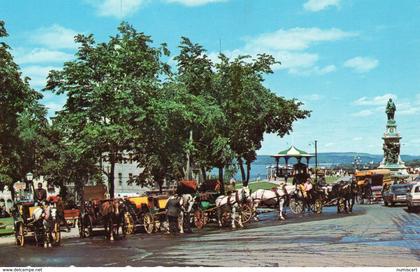 Québec très animée Calèches et Victorias pour visiter la Ville